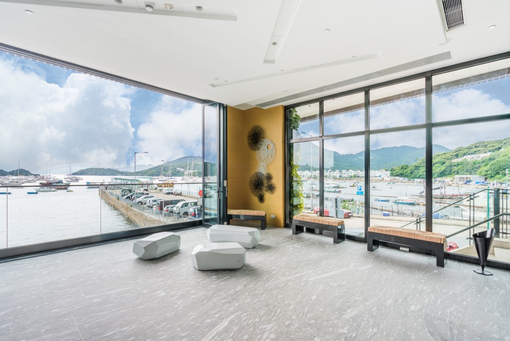 西贡The Pier Hotel位于白沙湾码头，坐拥白沙湾无敌海景，因度假感十足深受本地人及旅客欢迎。