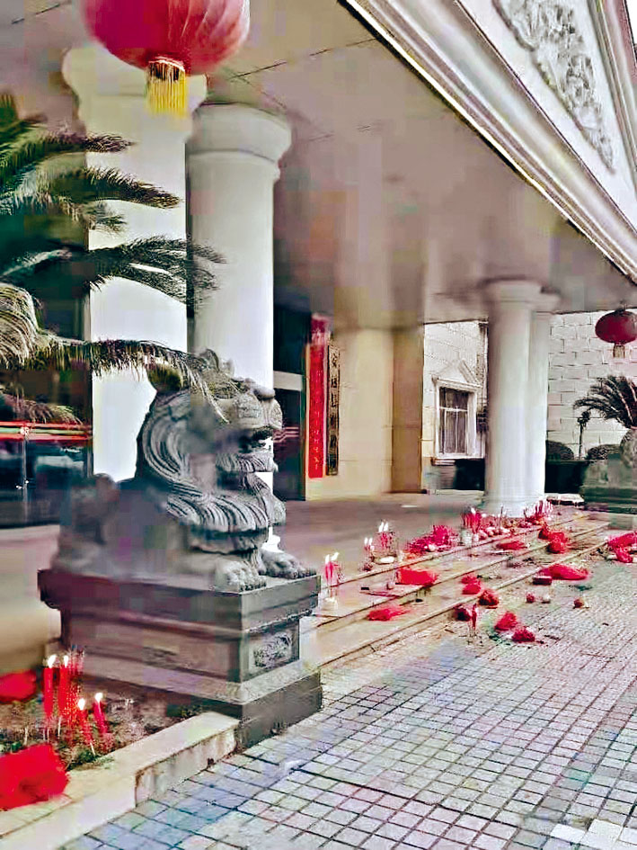 江西安远县财政局门口摆满香烛。