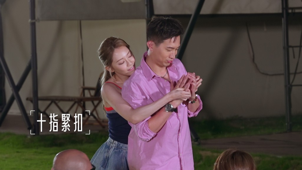 任憑葉蒨文如何扭六壬,將曾展望手指舞來舞去。 任憑葉蒨文如何扭六壬,將曾展望手指舞來舞去。