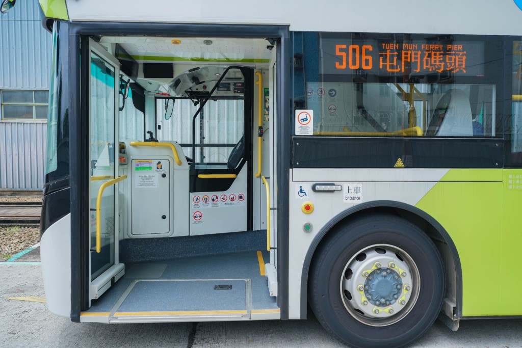 港鐵巴士將由5月中起試行為視障候車乘客提供巴士路綫資訊的聲音提示系統,提案由保良局李城璧中學學生在2024年的「'TRAIN'出光輝每一程 2.0」挑戰賽中提出並奪冠,隨後由港鐵巴士團隊加以改進。 港鐵巴士將由5月中起試行為視障候車乘客提供巴士路綫資訊的聲音提示系統,提案由保良局李城璧中學學生在2024年的「'TRAIN'出光輝每一程 2.0」挑戰賽中提出並奪冠,隨後由港鐵巴士團隊加以改進。
