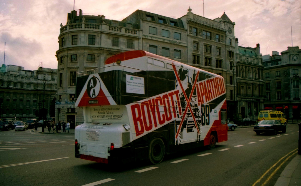 3. 南非種族衝突：印著「聯合抵制種族隔離制度」的倫敦巴士，1989（維基百科圖片）