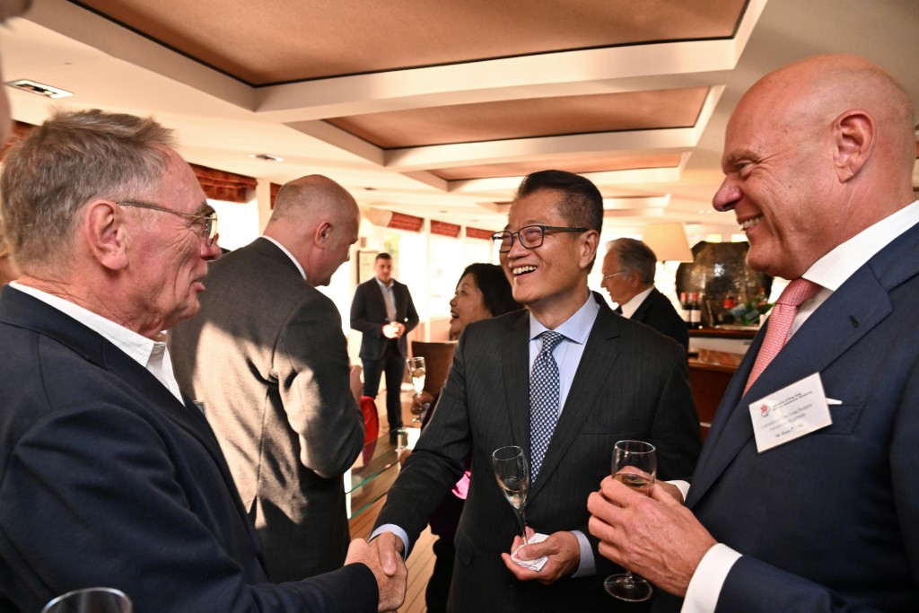 陳茂波出席環球香港商業協會聯盟主辦的歐洲論壇酒會。