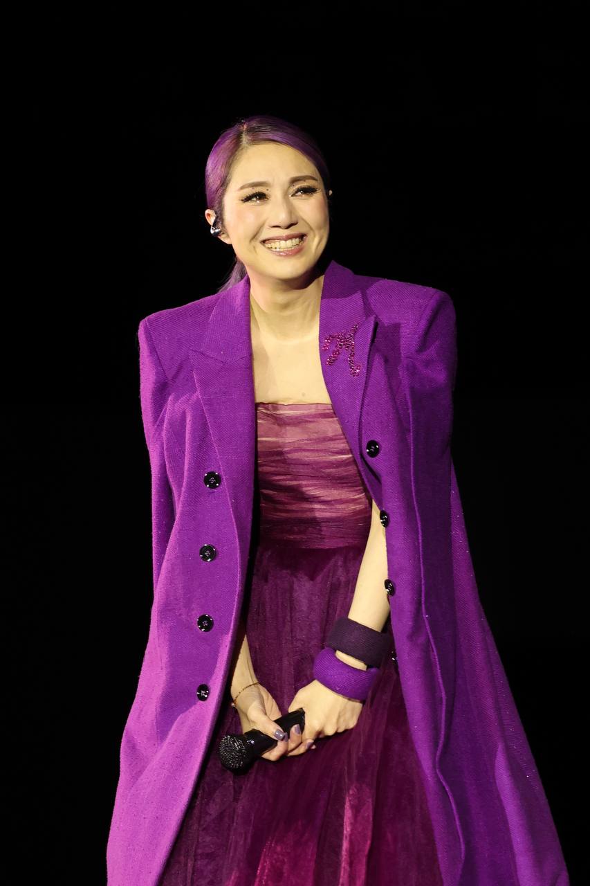 杨千嬅在亚博为一连两场《杨千嬅B minor演唱会2022》作演出，表演以紫色为主题，千嬅以5套紫色裙上阵。