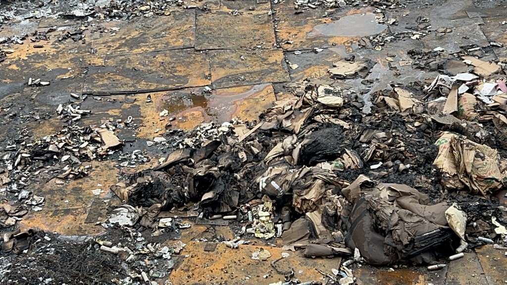 場內多樣雜物燒毀。楊偉亨攝 場內多樣雜物燒毀。楊偉亨攝