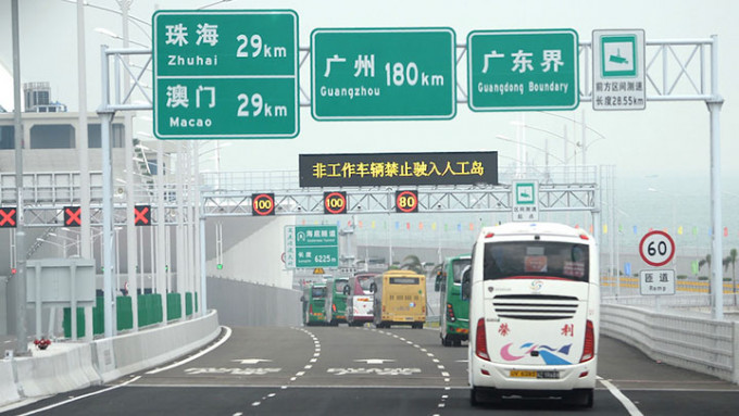 2月28日起内地和澳门跨境车辆，申领国际通行证须至少7个工作天。（资料图片）