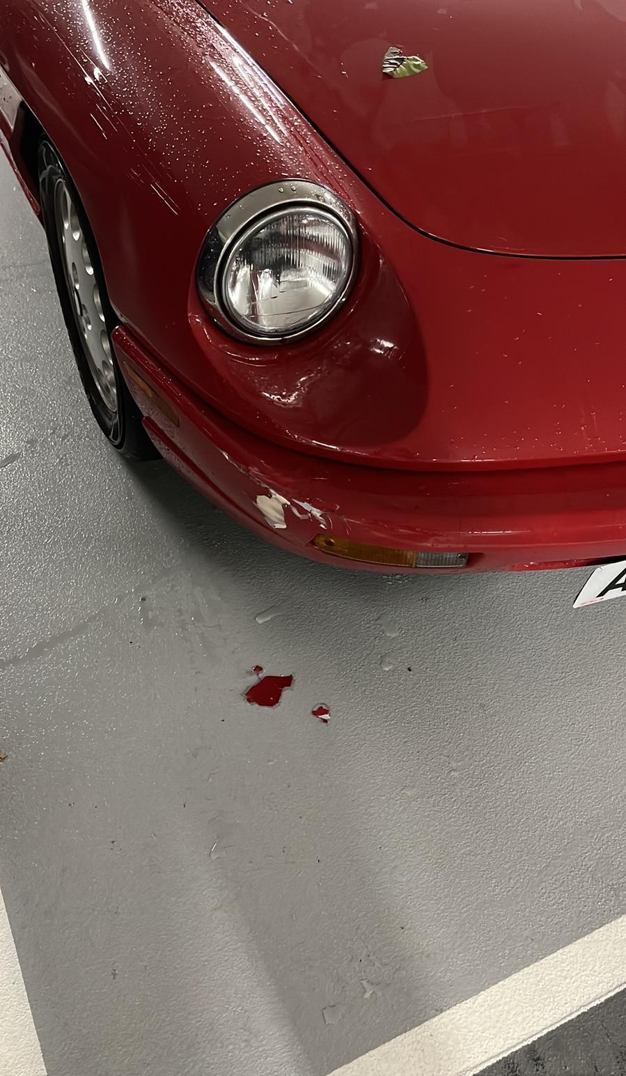 林作駕駛的紅色跑車車頭損毀。