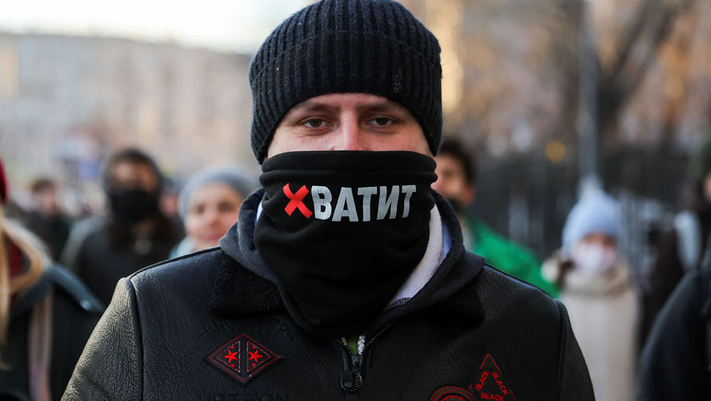 示威者戴上印有「夠了」口號的口罩參加反對俄羅斯入侵烏克蘭的抗議活動。路透社圖片