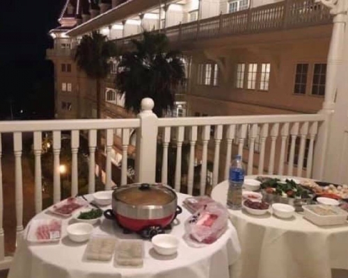 有住客自備爐具及食物在迪士尼酒店房間內的露台打邊爐。香港Staycation酒店交流谷fb群組圖片