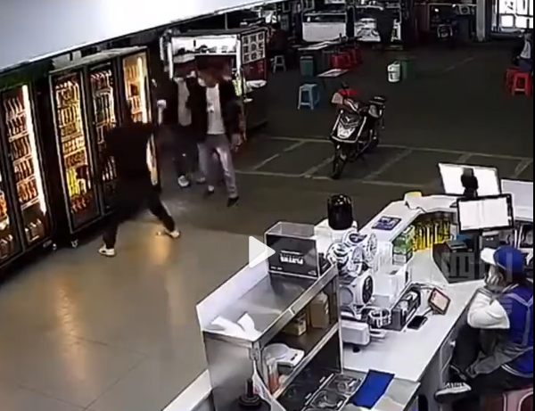 5名男子闖入店內揮棍亂打，大肆破壞。網片截圖