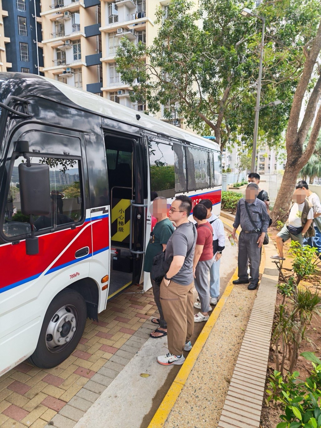 警方拘捕4名男女,年龄介乎59至82岁。警方提供 警方拘捕4名男女,年龄介乎59至82岁。警方提供