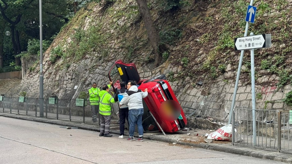 司機由途人協助救出車廂。網上圖片