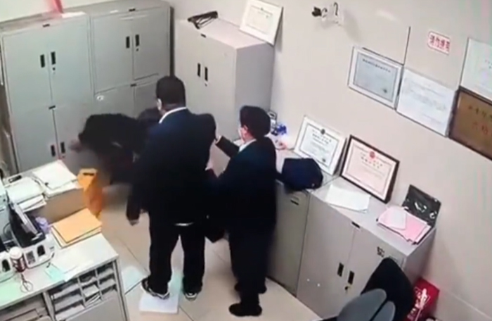 男子再推女職員撞向鐵櫃。 網片截圖