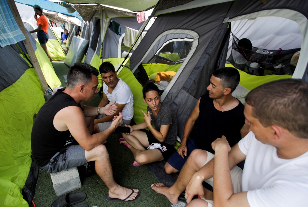 在美國聯邦法官決定在雷諾薩繼續執行第 42 條規定後，移民尋求庇護者在 Senda de Vida 避難所等待。路透資料圖