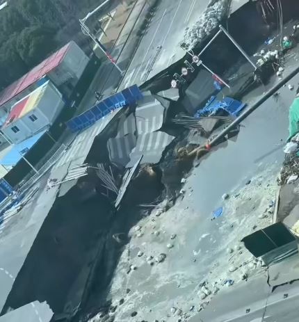 上海有地鐵地盤發生大面積路陷。抖音