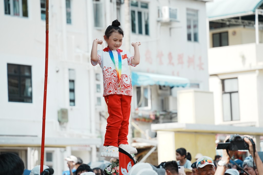 不少小孩作運動員打扮。汪旭峰攝 不少小孩作運動員打扮。汪旭峰攝