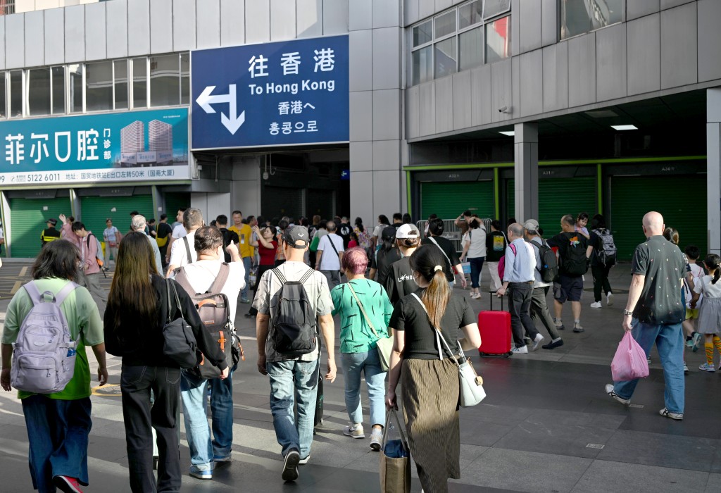 「單程證」目前每日有150個配額,根據政府統計數字,去年有24,983名單程證持有人來港,平均每日68人。 「單程證」目前每日有150個配額,根據政府統計數字,去年有24,983名單程證持有人來港,平均每日68人。