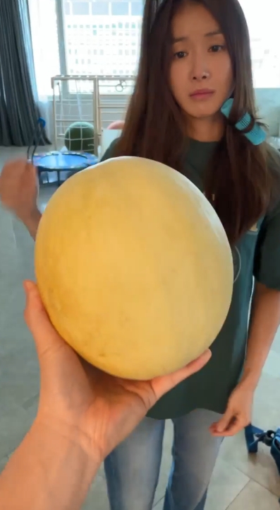 李施昤老公叫她揸住一個瓜。