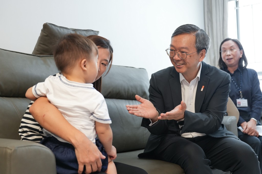 戴尚誠與居民交流。資料圖片