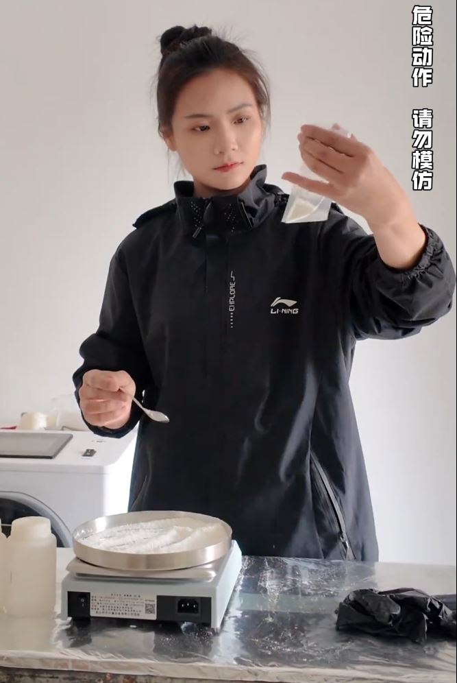 桂林女蛇王自小與蛇為伴，現在養6萬毒蛇，年入百萬元。抖音