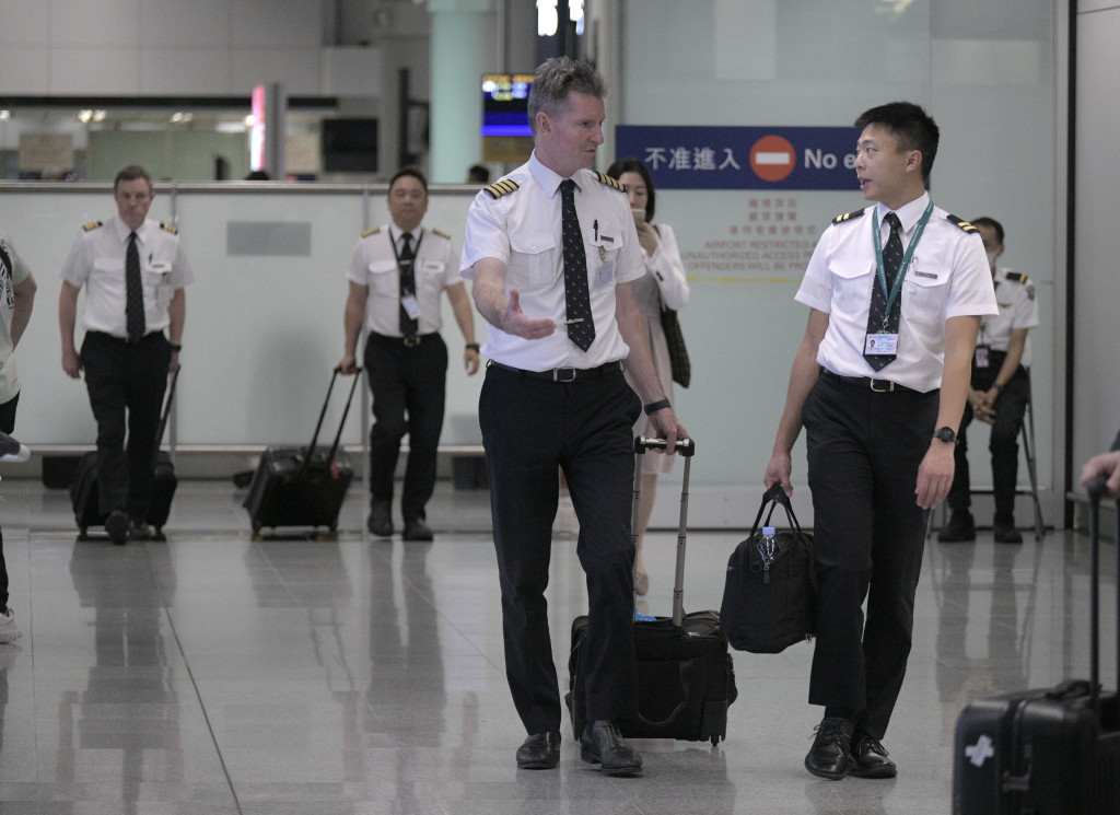 根據香港民航處法例，機師28日內飛行時間不得超過100小時，12個月內亦不得超過900小時。