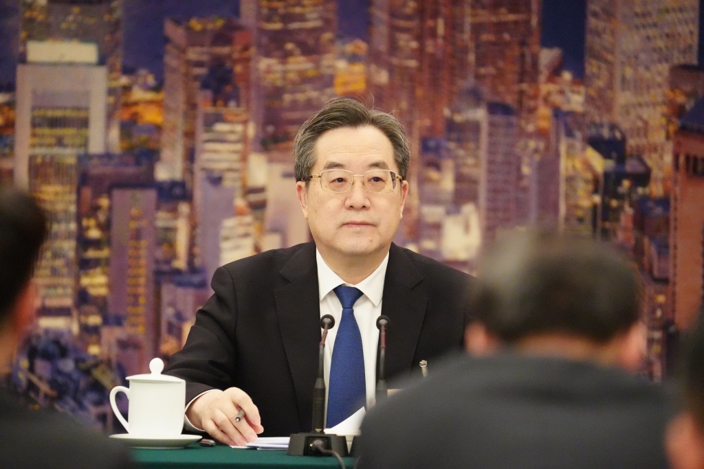 主管港澳事務的國務院副總理丁薛祥出席港區代表團全體會議。
