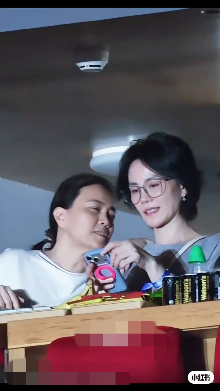 王菲與身旁友人有傾有講。 王菲與身旁友人有傾有講。