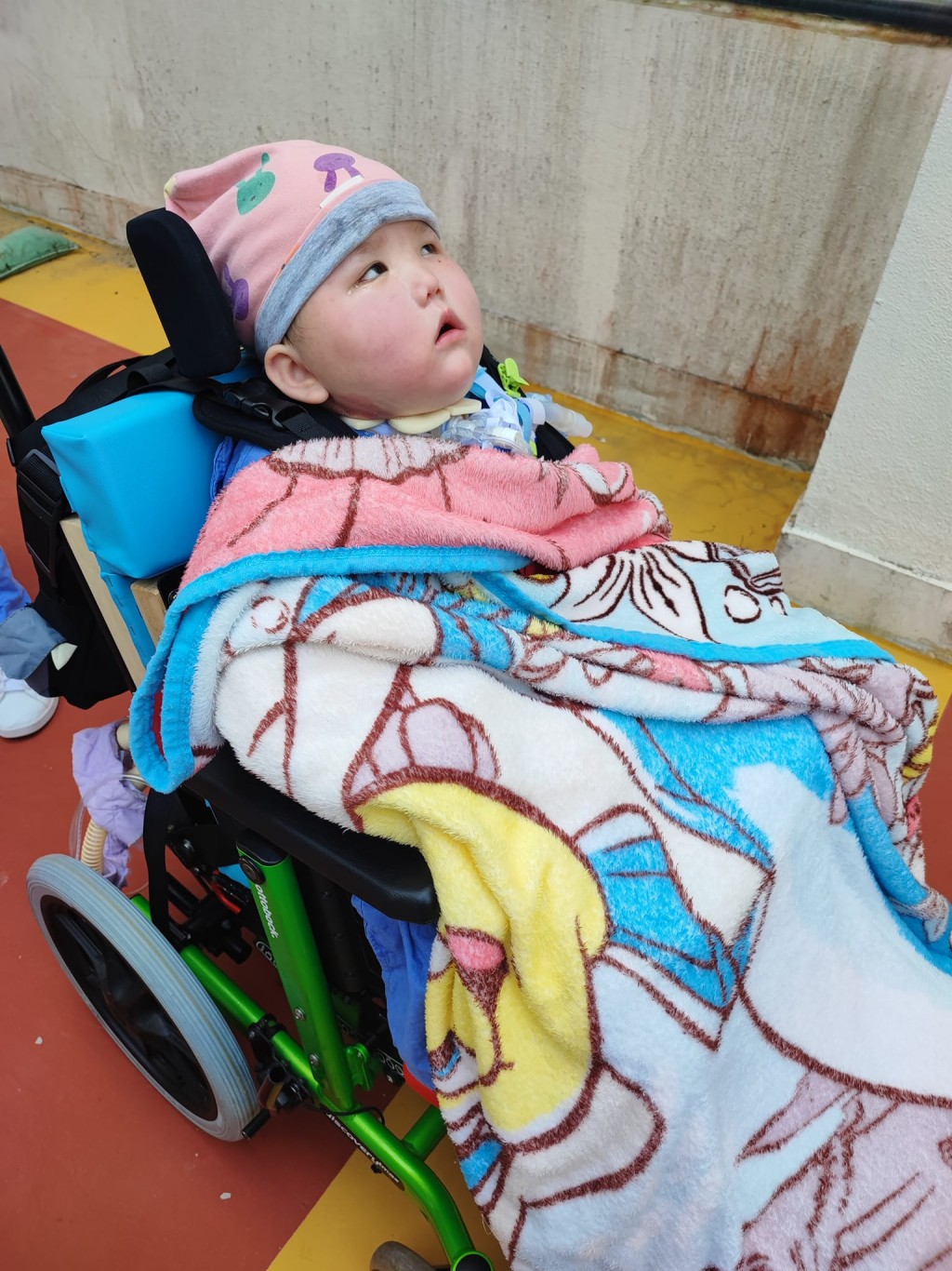 小天瑜10月中得以坐輪椅外出散步，是醫療事故後首次。FB圖片