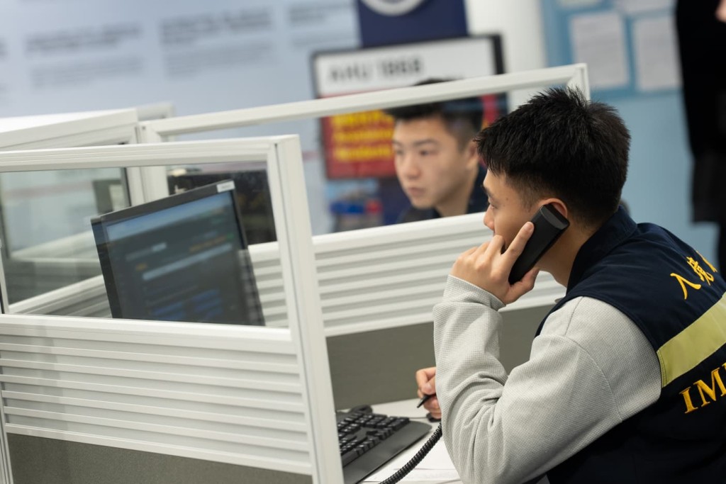 小组增加约一倍人手日以继夜处理滞留当地港人的查询,为他们提供适切意见及协助。 小组增加约一倍人手日以继夜处理滞留当地港人的查询,为他们提供适切意见及协助。
