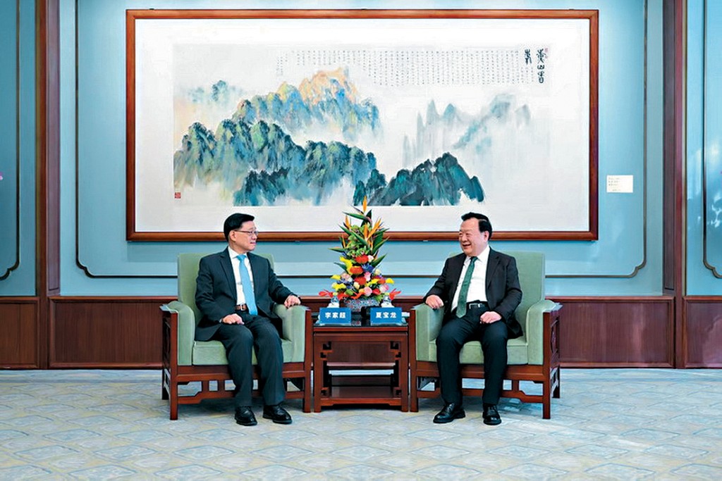 夏寶龍會見李家超時,特意戴上李家超去年所送的《施政報告》官員團隊綠色領呔,非常窩心。
