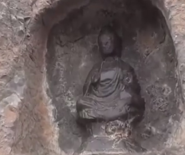 佛像被摸出油光。微博影片截圖
