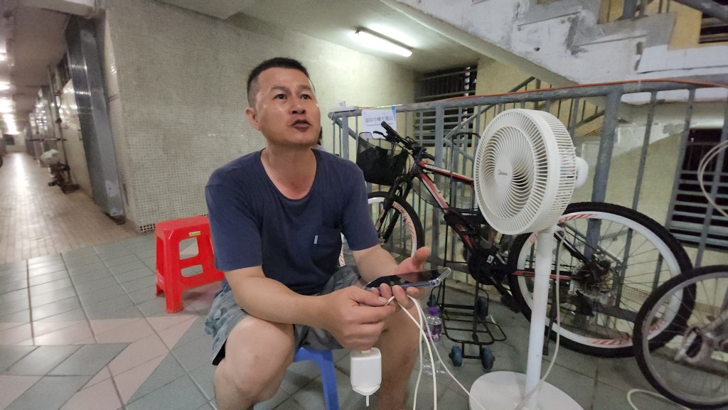 居民許先生苦笑道自己幾乎「行街行天光」。 居民許先生苦笑道自己幾乎「行街行天光」。