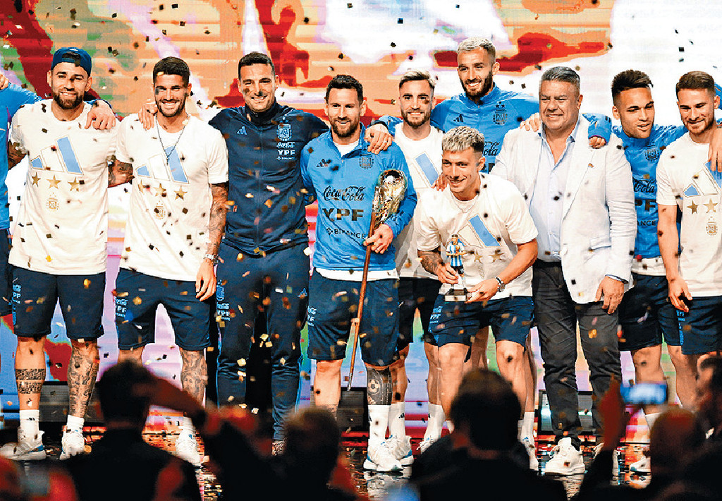 ■阿根廷世盃奪冠成員逐一領獎，其中美斯（中）獲頒授權杖。