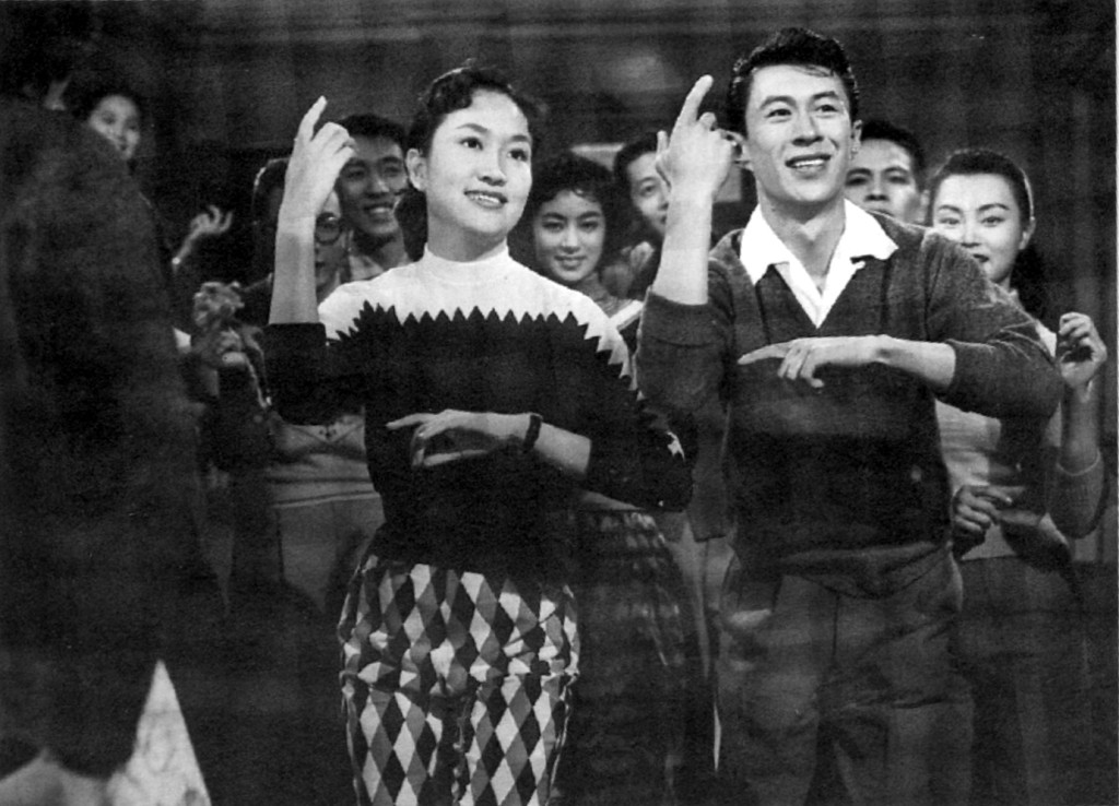 葛兰（左）经典作电影《曼波女郎》（1957）。