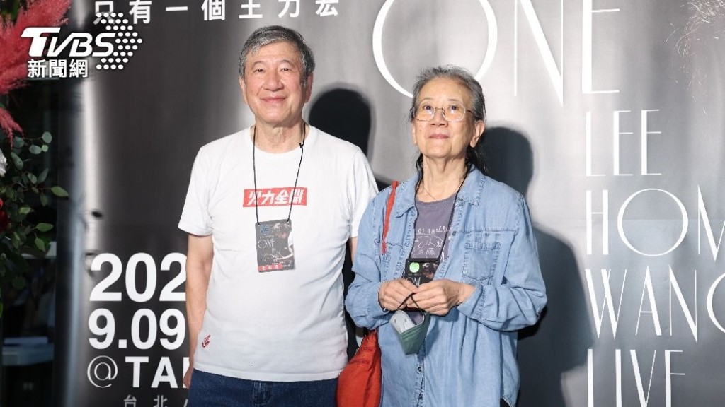 王力宏的父母到场支持儿子，并祝演出“一切顺利”。（TVBS新闻网图片）