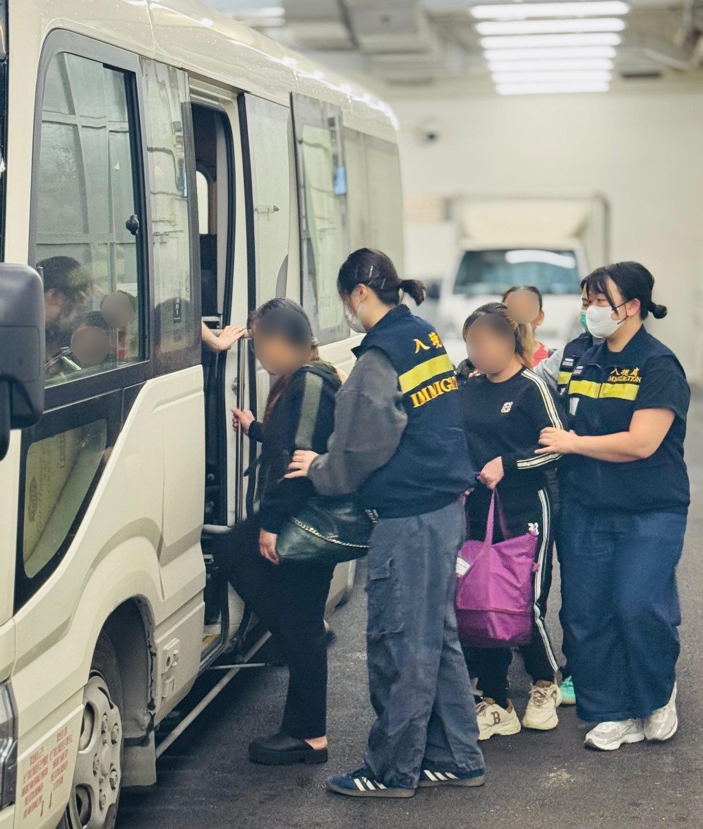被遣返人士在入境處人員押送下離開羈押地點前往機場。政府新聞處圖片 被遣返人士在入境處人員押送下離開羈押地點前往機場。政府新聞處圖片