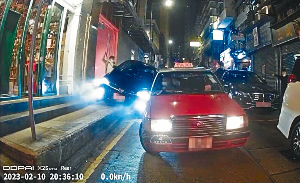 便衣警員持警棍扑窗拘捕涉藏毒男司機。