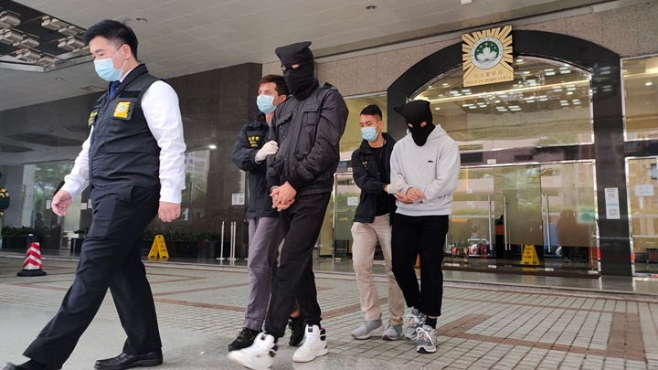 澳門司警搗破藉賭廳吸納存款集團，兩人被捕。