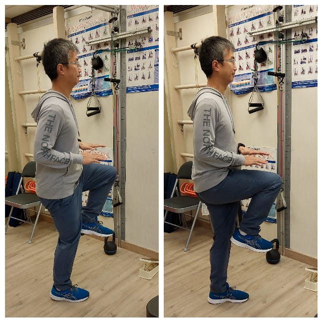 提膝伸展： 1.先站穩，讓單一膝蓋抬高約九十度 2.雙手自然微提如圖示，期間留意身體平衡，左右腳輪流做，重複以上過程。