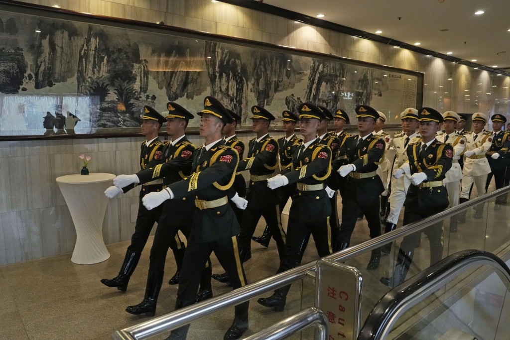 香山论坛开幕，解放军仪仗队入场。　美联社