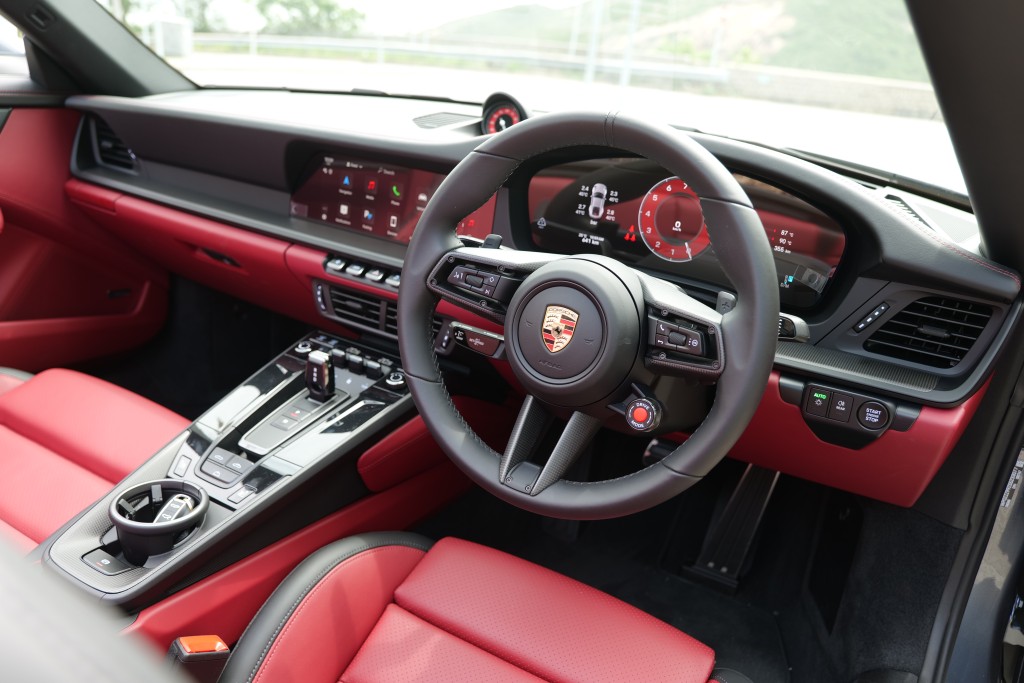 2025年版保時捷Porsche 911 Carrera Cabriolet (992.2)改用12.6吋弧形全數碼儀錶板，並提供經典5圓錶或其他顯示模式。