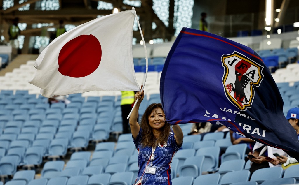 日本球迷提早入場準備為愛隊打氣。REUTERS