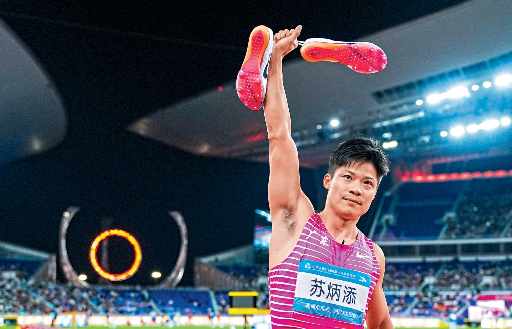 蘇炳添高舉跑鞋正式宣告「掛靴」。