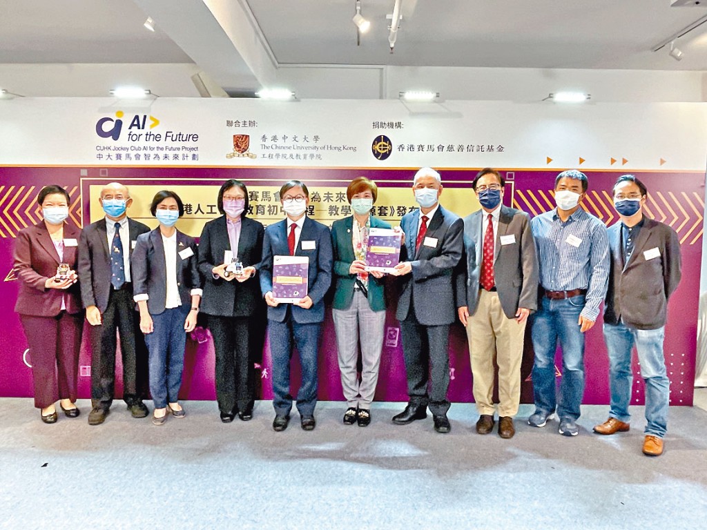 人工智能教育初中課程重視科技倫理的觀念，蒙美玲（左一）強調，教師應清楚告知學生，AI被誤用會構成嚴重危害。　