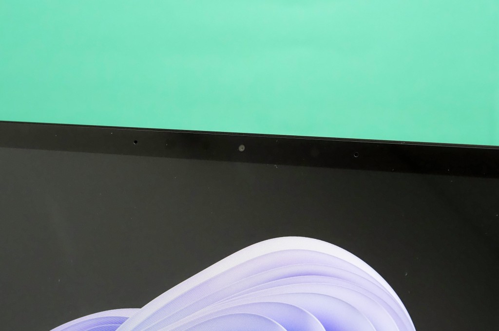 Surface Laptop 5裝有支援自動調校亮度的視像鏡頭及錄音室收音咪，確保視像會議聲畫俱佳