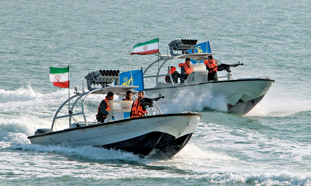 伊斯蘭革命衛隊駕駛快艇。
