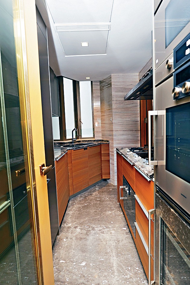 廚房設有多組廚櫃，收納空間充足。