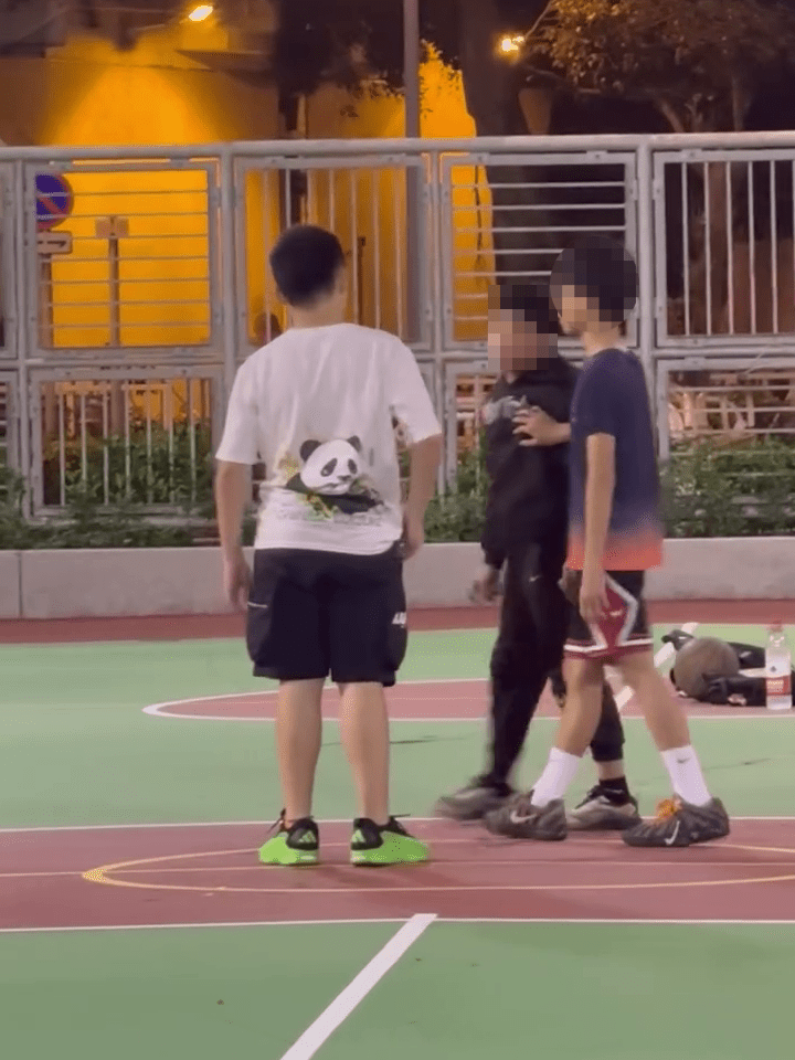 黑衫少年即使被旁邊友人相勸仍不願退縮,依然怒目直視。 黑衫少年即使被旁邊友人相勸仍不願退縮,依然怒目直視。