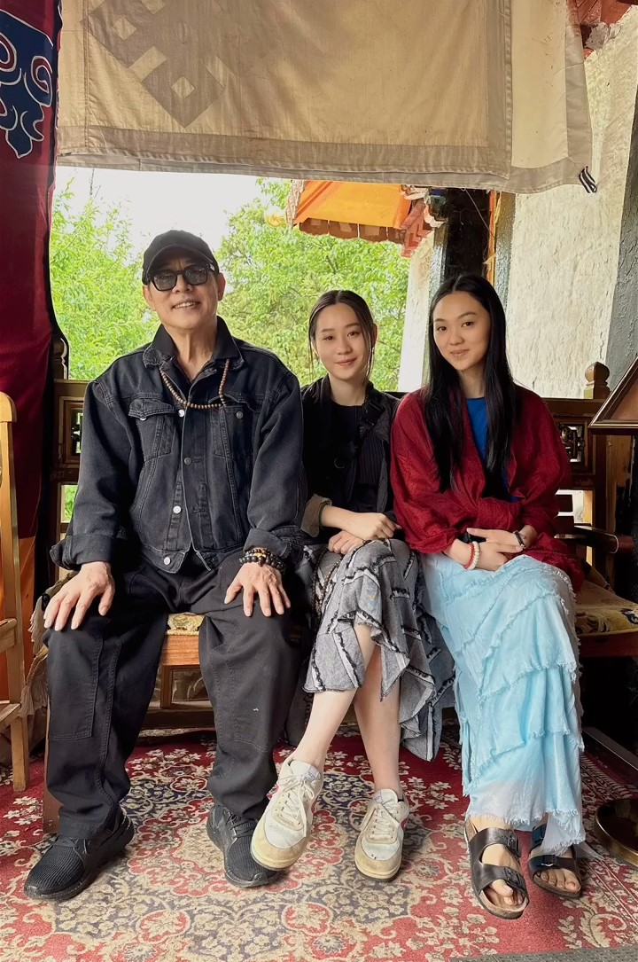 李連杰與兩名女兒來到西藏。
