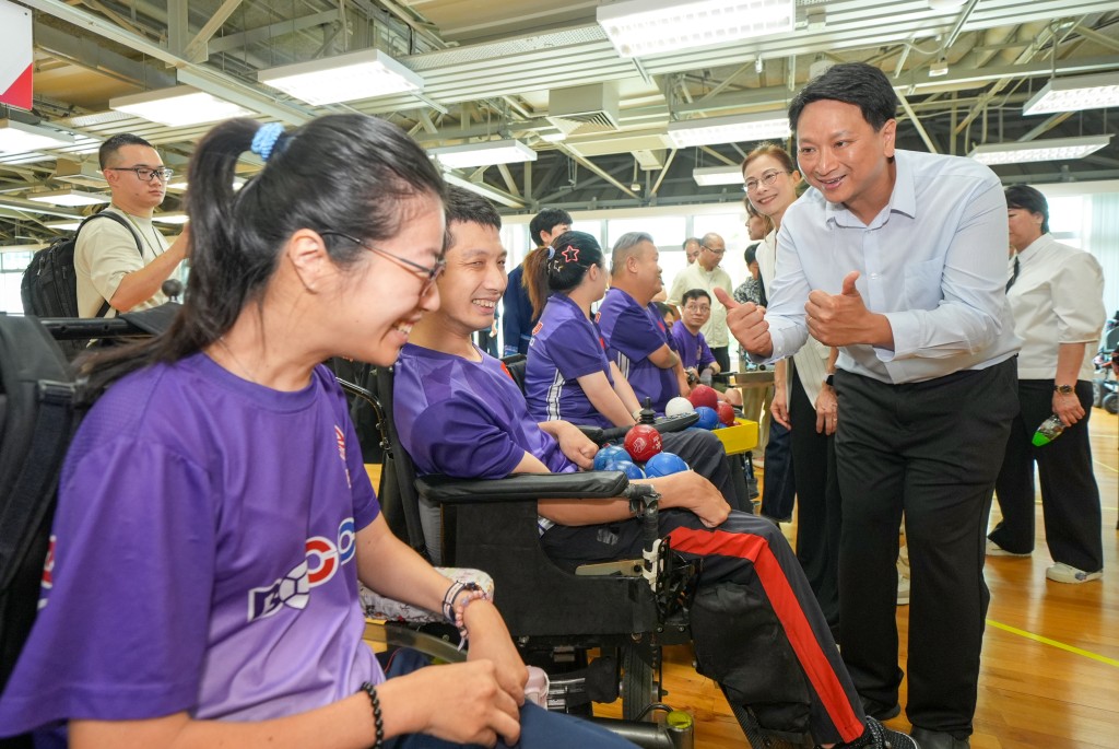 立法会民政及文化体育事务委员会于沙田体院参观港队训练；活动更安排了硬地滚球及乒乓球的互动环 节，让来宾亲身感受残疾运动，推广伤健共融。
