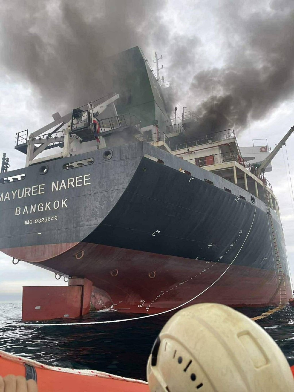 一艘泰國貨船周三（11日）在霍爾木茲海峽海域航行時遭襲，目前已有20名船員獲救並被送往阿曼安置。泰國海軍供圖